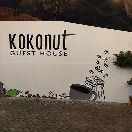 Kokonut Guesthouse Сурабая Екстериор снимка
