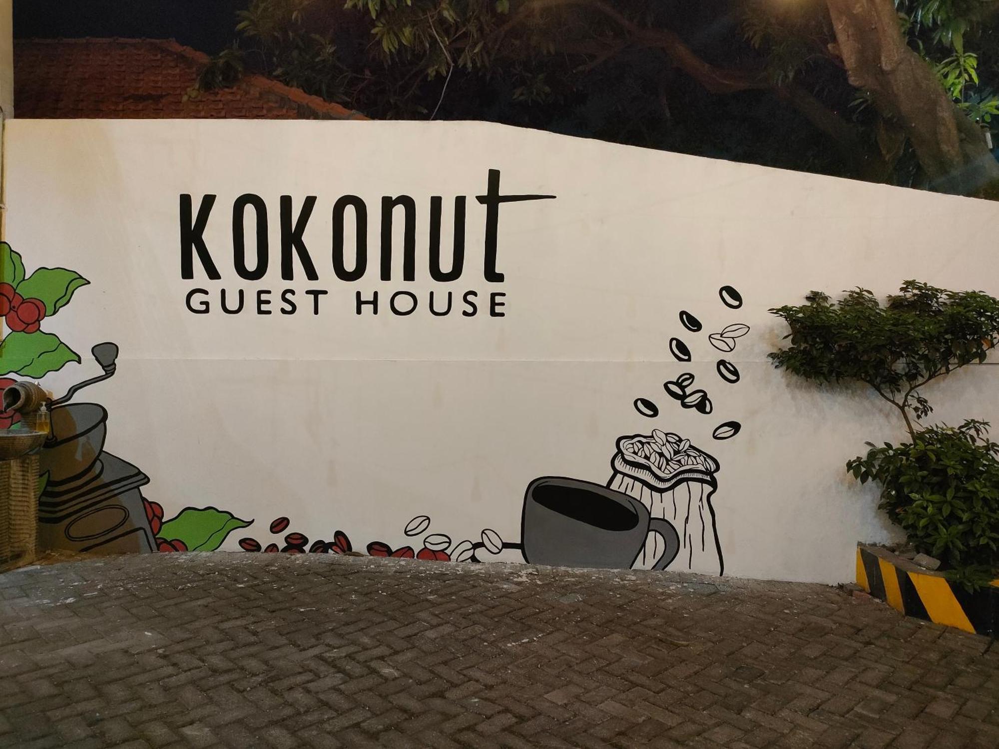 Kokonut Guesthouse Сурабая Екстериор снимка