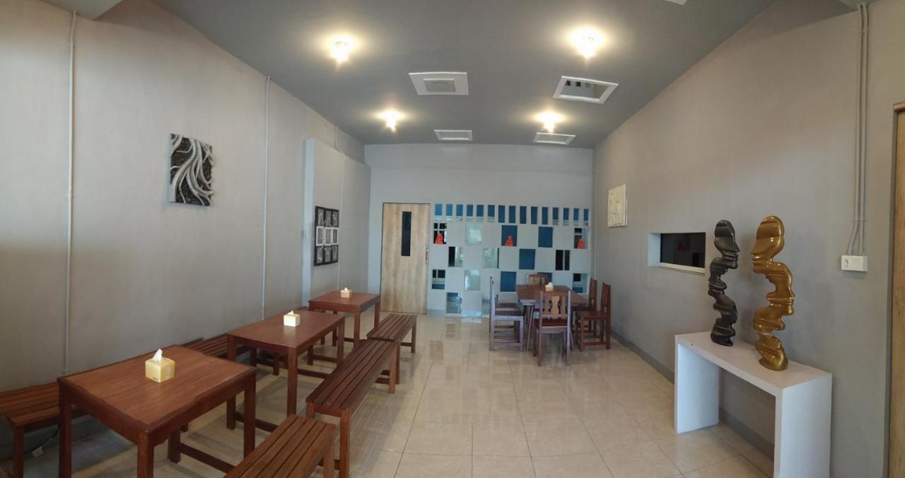 Kokonut Guesthouse Сурабая Екстериор снимка