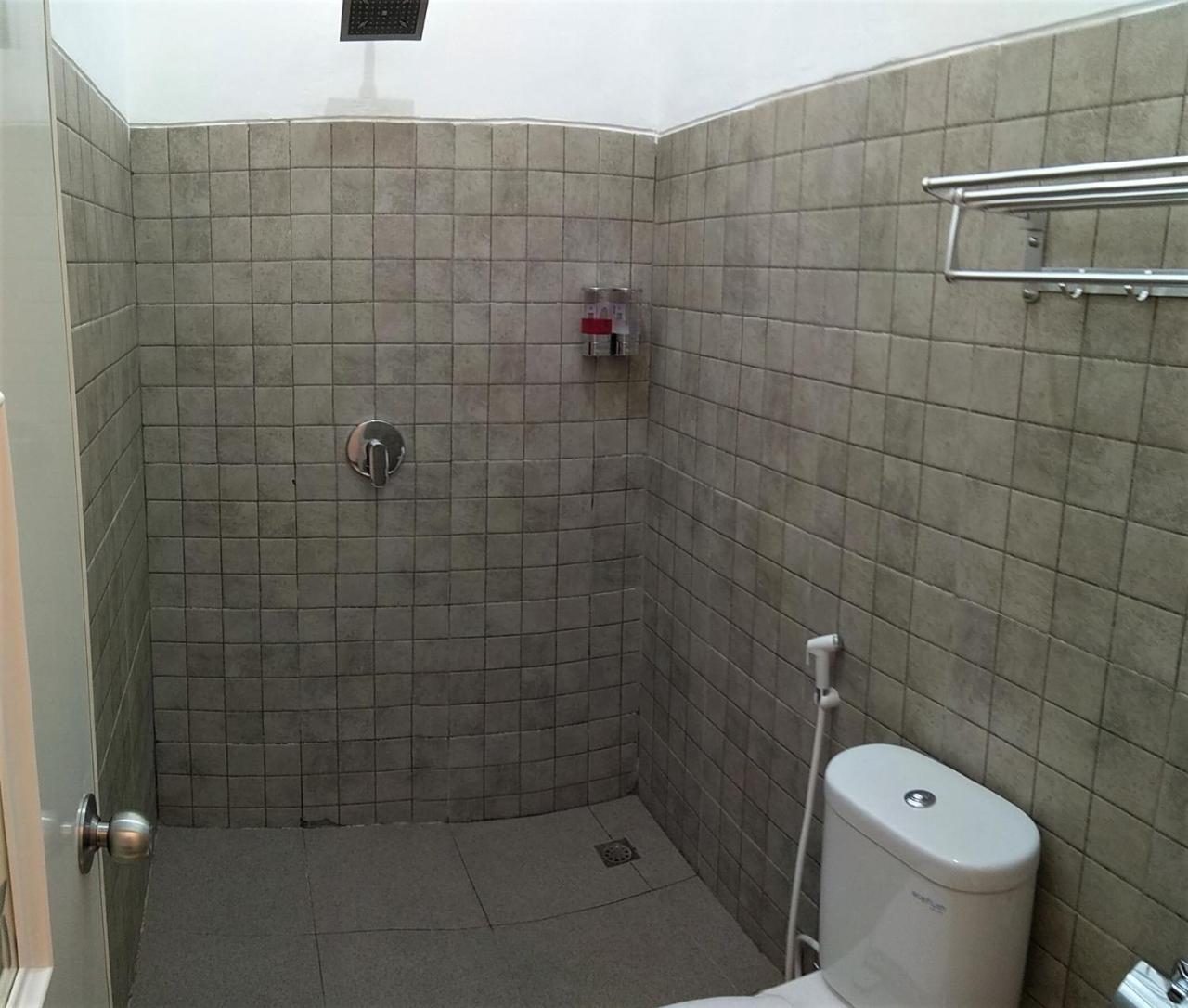 Kokonut Guesthouse Сурабая Екстериор снимка
