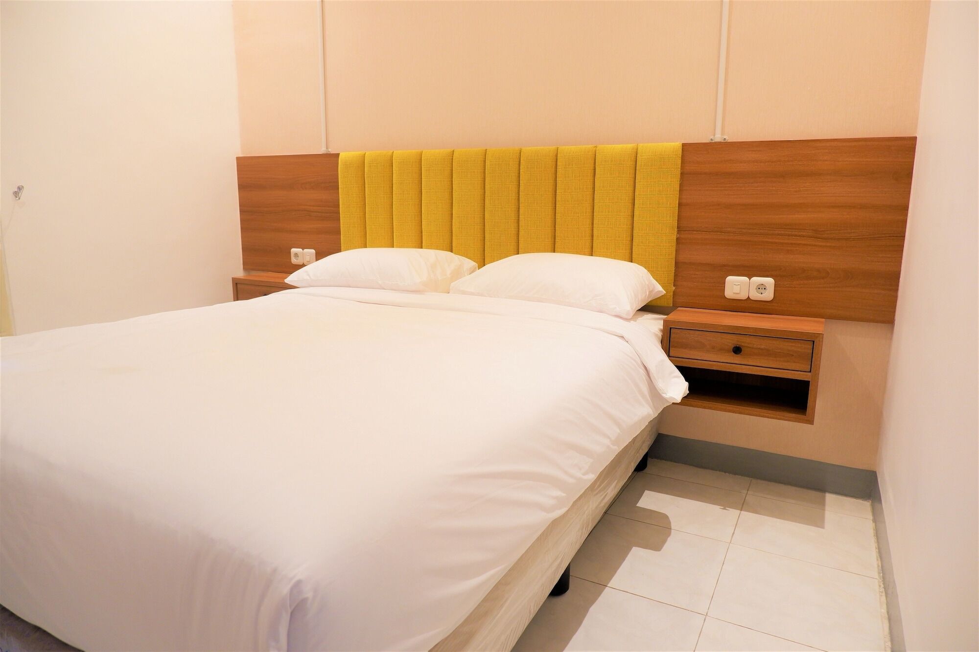 Kokonut Guesthouse Сурабая Екстериор снимка